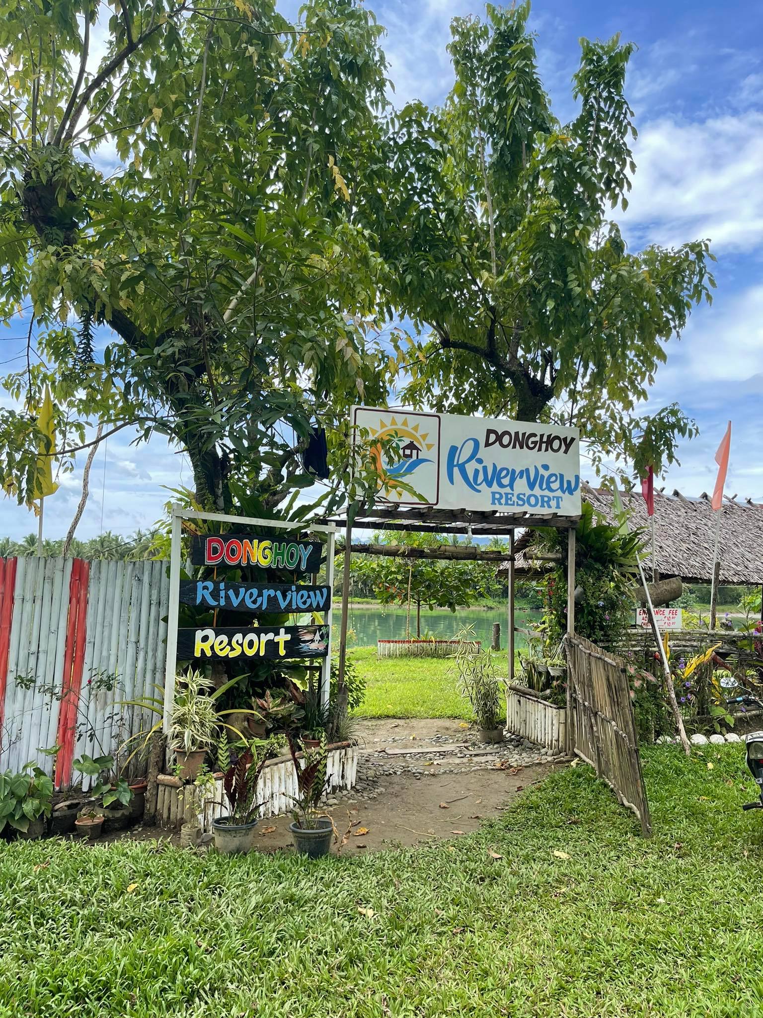 <b class="font-bara"><i class="bi bi-geo-fill h4"></i> DONGHOY RIVERVIEW RESORT</b> <br/>Located at Purok 3, Union, Madrid, Surigao del Sur. 


A safe haven to sit back, relax, unwind, get mesmerized by the scenic view of Carac-an and Union river.